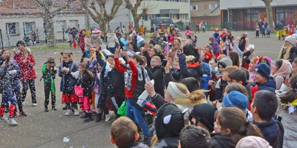 DÉFILÉ ET JOLIS COSTUMES POUR FÊTER CARNAVAL À SARRALBE