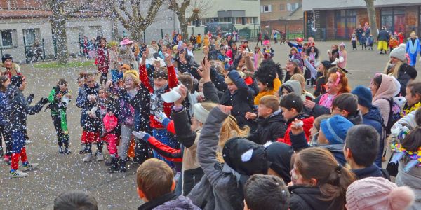 DÉFILÉ ET JOLIS COSTUMES POUR FÊTER CARNAVAL À SARRALBE