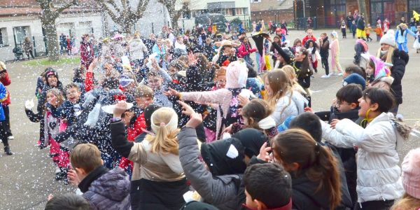 DÉFILÉ ET JOLIS COSTUMES POUR FÊTER CARNAVAL À SARRALBE