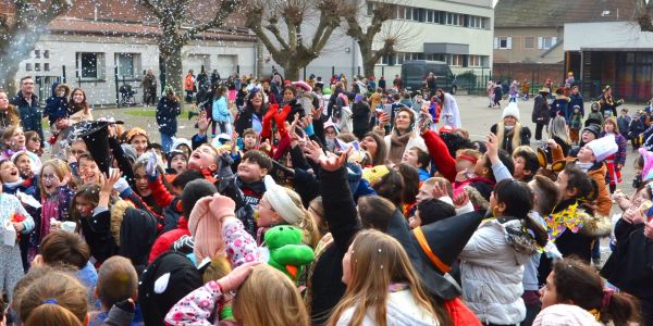 DÉFILÉ ET JOLIS COSTUMES POUR FÊTER CARNAVAL À SARRALBE