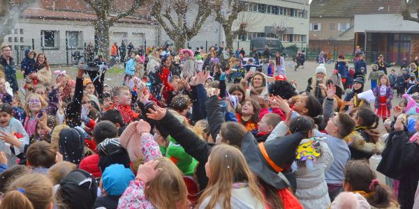 DÉFILÉ ET JOLIS COSTUMES POUR FÊTER CARNAVAL À SARRALBE