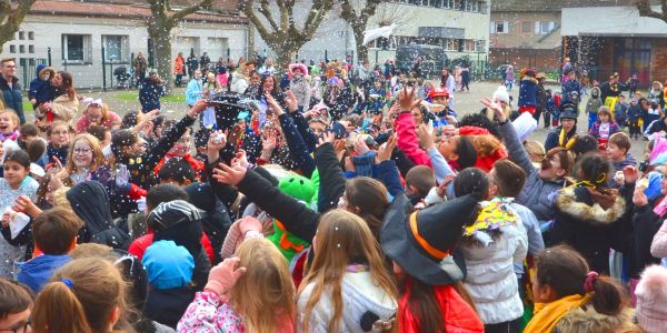 DÉFILÉ ET JOLIS COSTUMES POUR FÊTER CARNAVAL À SARRALBE