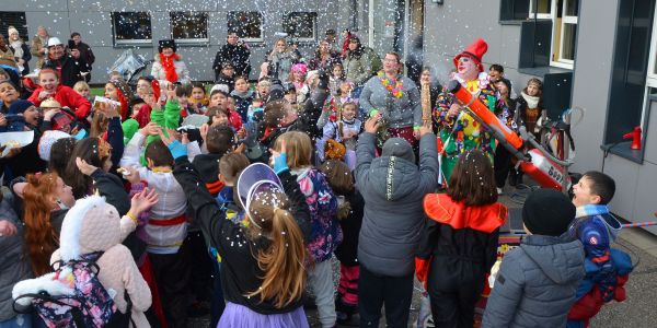 DÉFILÉ ET JOLIS COSTUMES POUR FÊTER CARNAVAL À SARRALBE