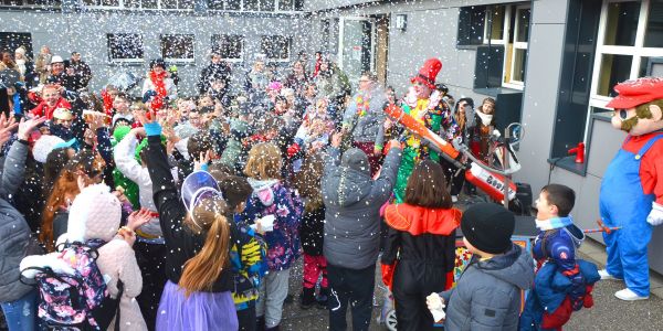 DÉFILÉ ET JOLIS COSTUMES POUR FÊTER CARNAVAL À SARRALBE