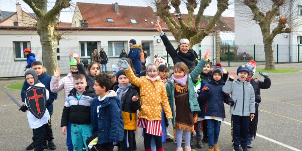 DÉFILÉ ET JOLIS COSTUMES POUR FÊTER CARNAVAL À SARRALBE