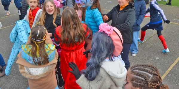 DÉFILÉ ET JOLIS COSTUMES POUR FÊTER CARNAVAL À SARRALBE