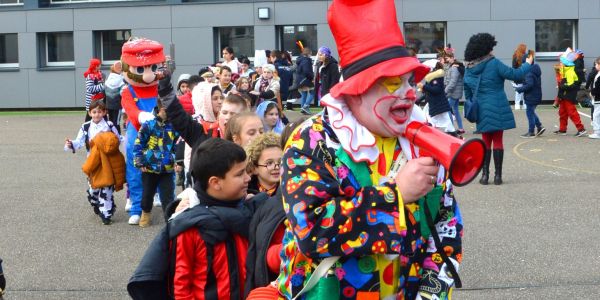 DÉFILÉ ET JOLIS COSTUMES POUR FÊTER CARNAVAL À SARRALBE