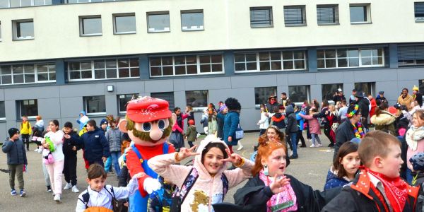 DÉFILÉ ET JOLIS COSTUMES POUR FÊTER CARNAVAL À SARRALBE