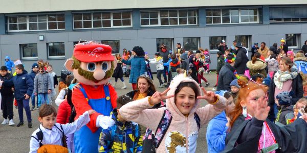 DÉFILÉ ET JOLIS COSTUMES POUR FÊTER CARNAVAL À SARRALBE