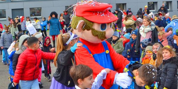 DÉFILÉ ET JOLIS COSTUMES POUR FÊTER CARNAVAL À SARRALBE