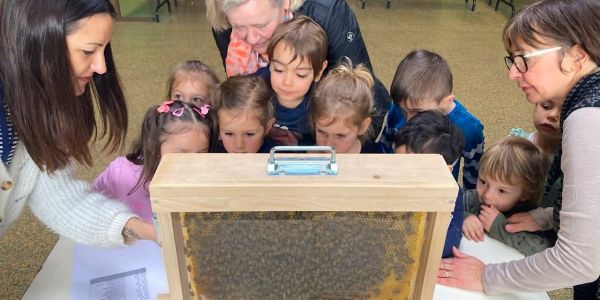 Les écoliers accueillaient les apiculteurs Jérôme et Natacha