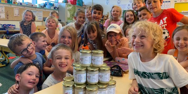 LE MIEL DES ABEILLES DES RUCHES DÉCORÉES PAR LES ENFANTS DE NOS ÉCOLES EST ARRIVÉ !!!