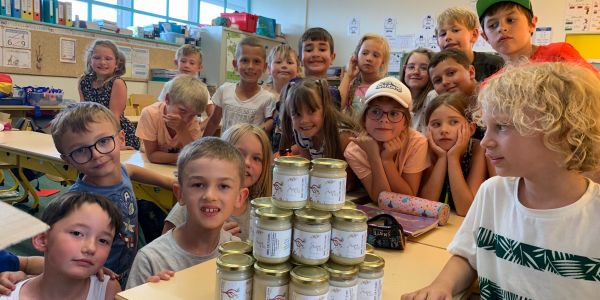 LE MIEL DES ABEILLES DES RUCHES DÉCORÉES PAR LES ENFANTS DE NOS ÉCOLES EST ARRIVÉ !!!