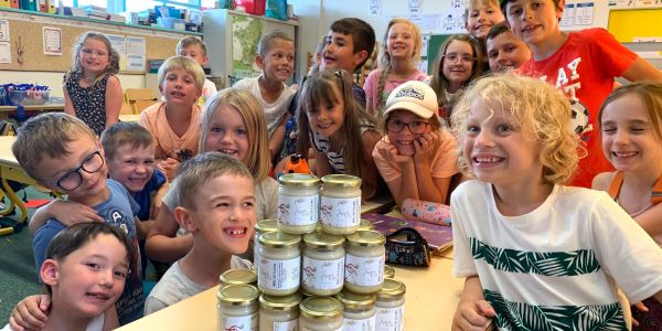 LE MIEL DES ABEILLES DES RUCHES DÉCORÉES PAR LES ENFANTS DE NOS ÉCOLES EST ARRIVÉ !!!