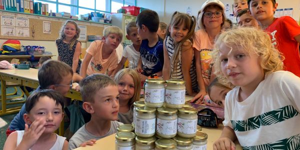LE MIEL DES ABEILLES DES RUCHES DÉCORÉES PAR LES ENFANTS DE NOS ÉCOLES EST ARRIVÉ !!!
