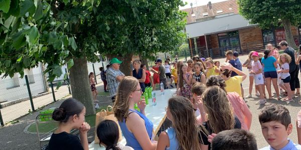 LE MIEL DES ABEILLES DES RUCHES DÉCORÉES PAR LES ENFANTS DE NOS ÉCOLES EST ARRIVÉ !!!