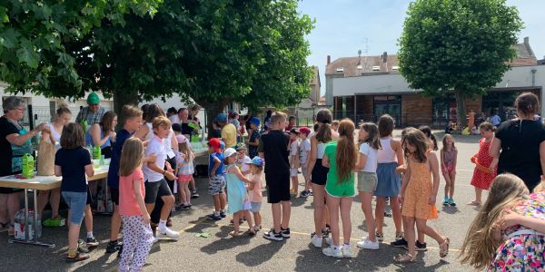 LE MIEL DES ABEILLES DES RUCHES DÉCORÉES PAR LES ENFANTS DE NOS ÉCOLES EST ARRIVÉ !!!