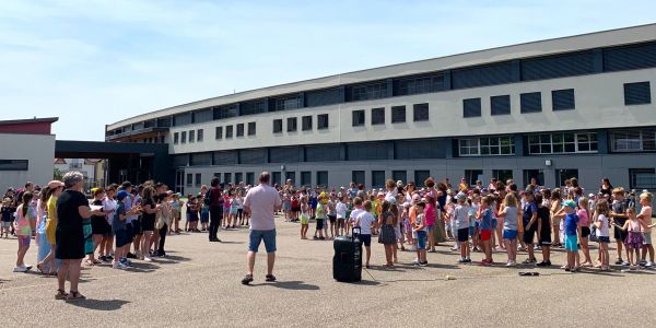 LE MIEL DES ABEILLES DES RUCHES DÉCORÉES PAR LES ENFANTS DE NOS ÉCOLES EST ARRIVÉ !!!