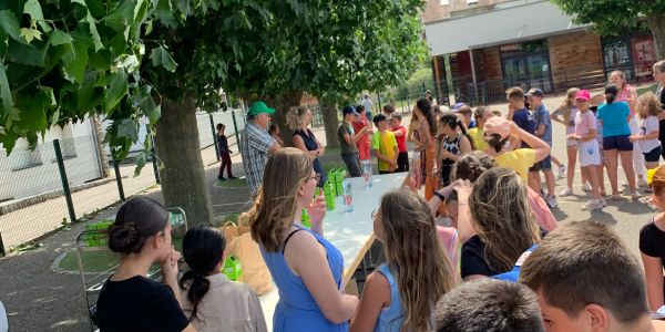 LE MIEL DES ABEILLES DES RUCHES DÉCORÉES PAR LES ENFANTS DE NOS ÉCOLES EST ARRIVÉ !!!