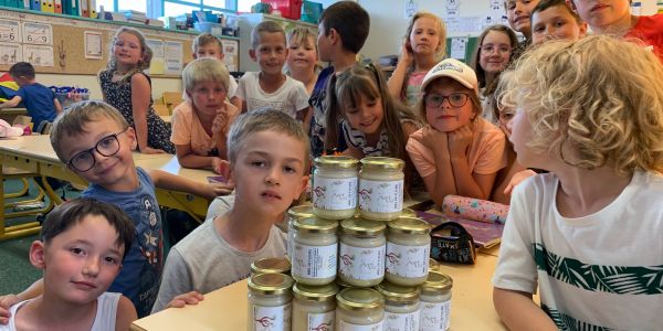 LE MIEL DES ABEILLES DES RUCHES DÉCORÉES PAR LES ENFANTS DE NOS ÉCOLES EST ARRIVÉ !!!