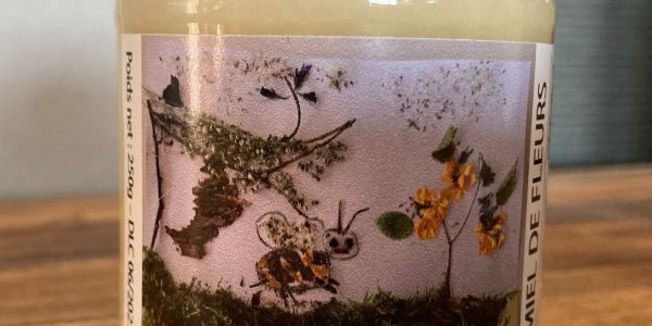 LE MIEL DES ABEILLES DES RUCHES DÉCORÉES PAR LES ENFANTS DE NOS ÉCOLES EST ARRIVÉ !!!