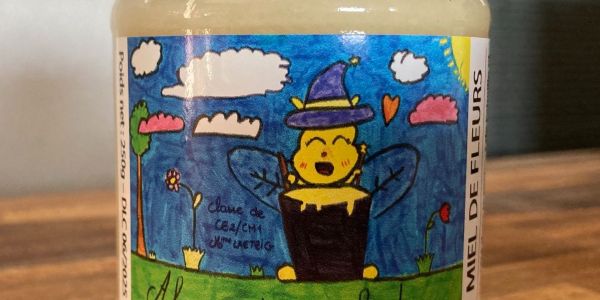 LE MIEL DES ABEILLES DES RUCHES DÉCORÉES PAR LES ENFANTS DE NOS ÉCOLES EST ARRIVÉ !!!