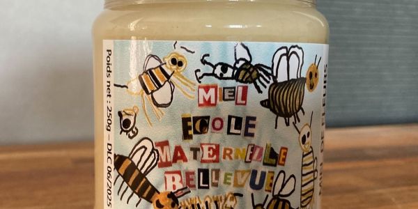LE MIEL DES ABEILLES DES RUCHES DÉCORÉES PAR LES ENFANTS DE NOS ÉCOLES EST ARRIVÉ !!!