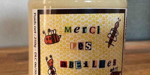LE MIEL DES ABEILLES DES RUCHES DÉCORÉES PAR LES ENFANTS DE NOS ÉCOLES EST ARRIVÉ !!!