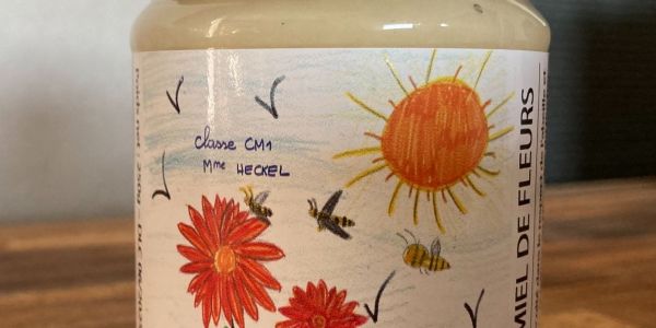 LE MIEL DES ABEILLES DES RUCHES DÉCORÉES PAR LES ENFANTS DE NOS ÉCOLES EST ARRIVÉ !!!