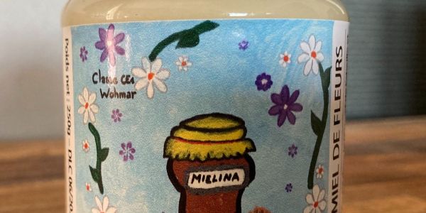 LE MIEL DES ABEILLES DES RUCHES DÉCORÉES PAR LES ENFANTS DE NOS ÉCOLES EST ARRIVÉ !!!