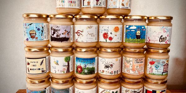 LE MIEL DES ABEILLES DES RUCHES DÉCORÉES PAR LES ENFANTS DE NOS ÉCOLES EST ARRIVÉ !!!