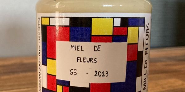 LE MIEL DES ABEILLES DES RUCHES DÉCORÉES PAR LES ENFANTS DE NOS ÉCOLES EST ARRIVÉ !!!