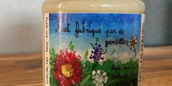 LE MIEL DES ABEILLES DES RUCHES DÉCORÉES PAR LES ENFANTS DE NOS ÉCOLES EST ARRIVÉ !!!