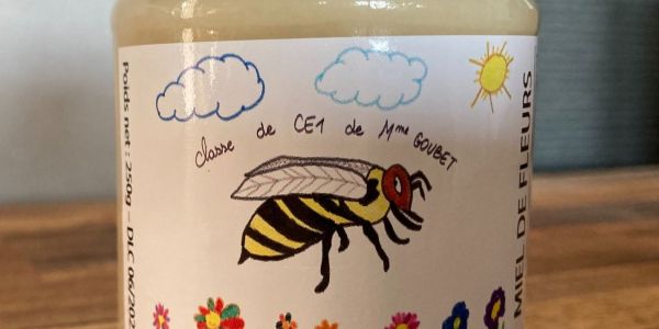 LE MIEL DES ABEILLES DES RUCHES DÉCORÉES PAR LES ENFANTS DE NOS ÉCOLES EST ARRIVÉ !!!