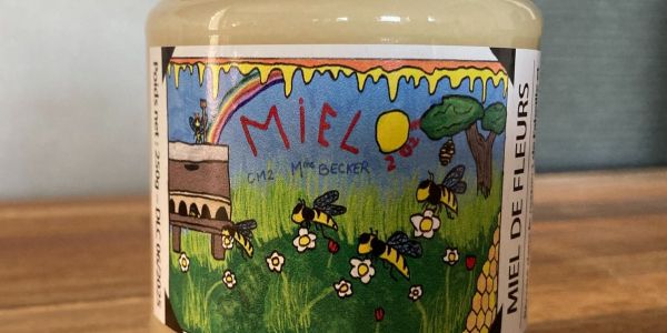 LE MIEL DES ABEILLES DES RUCHES DÉCORÉES PAR LES ENFANTS DE NOS ÉCOLES EST ARRIVÉ !!!