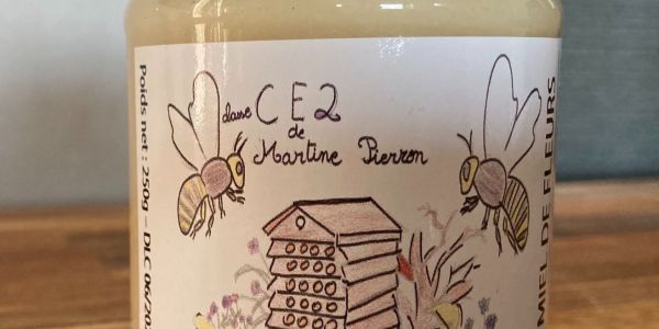 LE MIEL DES ABEILLES DES RUCHES DÉCORÉES PAR LES ENFANTS DE NOS ÉCOLES EST ARRIVÉ !!!