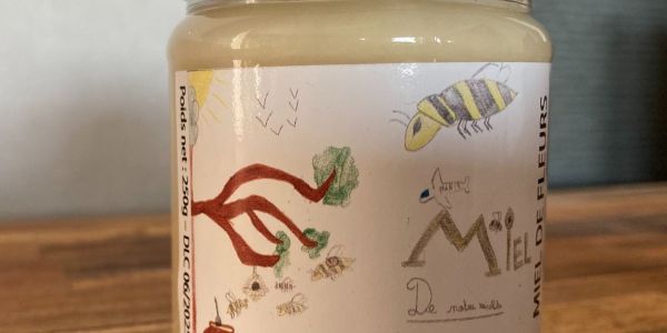 LE MIEL DES ABEILLES DES RUCHES DÉCORÉES PAR LES ENFANTS DE NOS ÉCOLES EST ARRIVÉ !!!