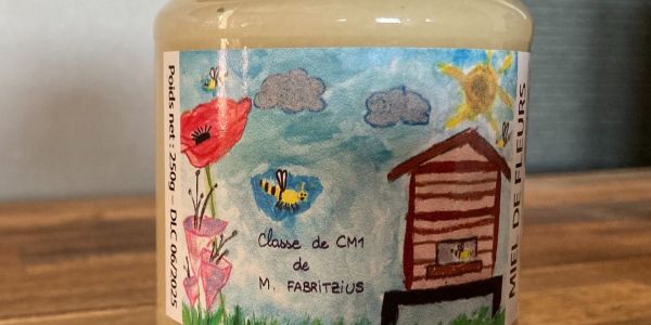 LE MIEL DES ABEILLES DES RUCHES DÉCORÉES PAR LES ENFANTS DE NOS ÉCOLES EST ARRIVÉ !!!