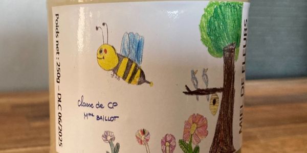 LE MIEL DES ABEILLES DES RUCHES DÉCORÉES PAR LES ENFANTS DE NOS ÉCOLES EST ARRIVÉ !!!