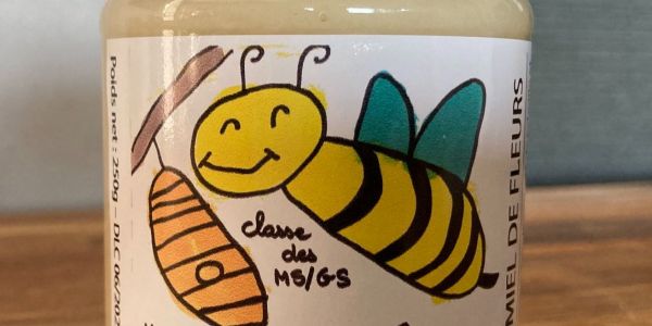 LE MIEL DES ABEILLES DES RUCHES DÉCORÉES PAR LES ENFANTS DE NOS ÉCOLES EST ARRIVÉ !!!