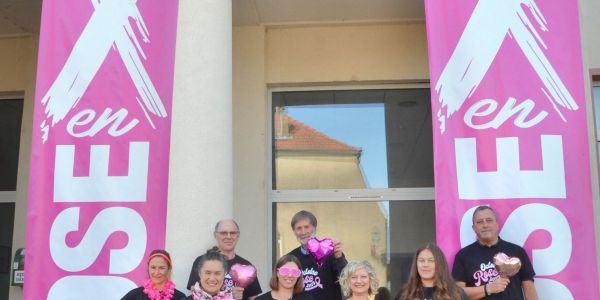 À la mairie, ils posent pour Octobre Rose