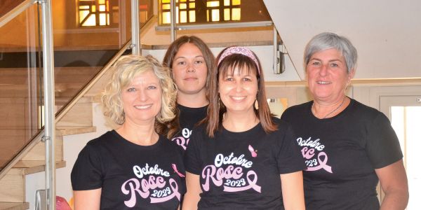 À la mairie, ils posent pour Octobre Rose