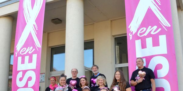 À la mairie, ils posent pour Octobre Rose