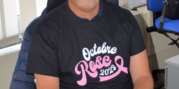 À la mairie, ils posent pour Octobre Rose