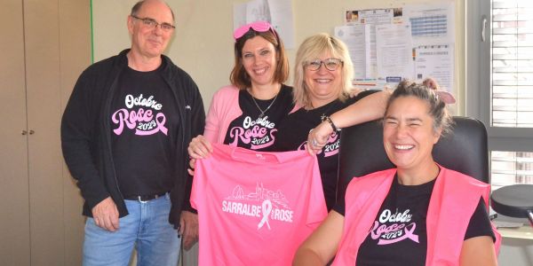 À la mairie, ils posent pour Octobre Rose