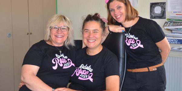 À la mairie, ils posent pour Octobre Rose