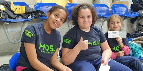 UNE CLASSE DE CM1/CM2 DU GROUPE SCOLAIRE SCHUMAN À L’OPEN DE TENNIS