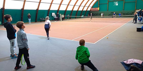 UNE CLASSE DE CM1/CM2 DU GROUPE SCOLAIRE SCHUMAN À L’OPEN DE TENNIS