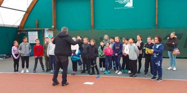 UNE CLASSE DE CM1/CM2 DU GROUPE SCOLAIRE SCHUMAN À L’OPEN DE TENNIS