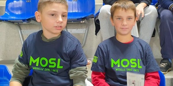 UNE CLASSE DE CM1/CM2 DU GROUPE SCOLAIRE SCHUMAN À L’OPEN DE TENNIS